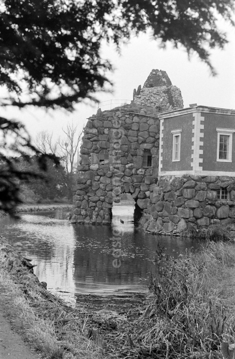 Oranienbaum-Wörlitz: Stein Island with artificial volcano and Villa Hamilton in Woerlitz Park in Oranienbaum-Woerlitz, Saxony-Anhalt in the territory of the former GDR, German Democratic Republic