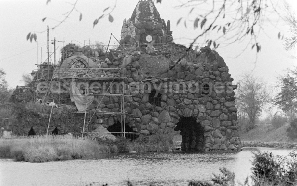 GDR image archive: Oranienbaum-Wörlitz - Stein Island with artificial volcano and Villa Hamilton in Woerlitz Park in Oranienbaum-Woerlitz, Saxony-Anhalt in the territory of the former GDR, German Democratic Republic