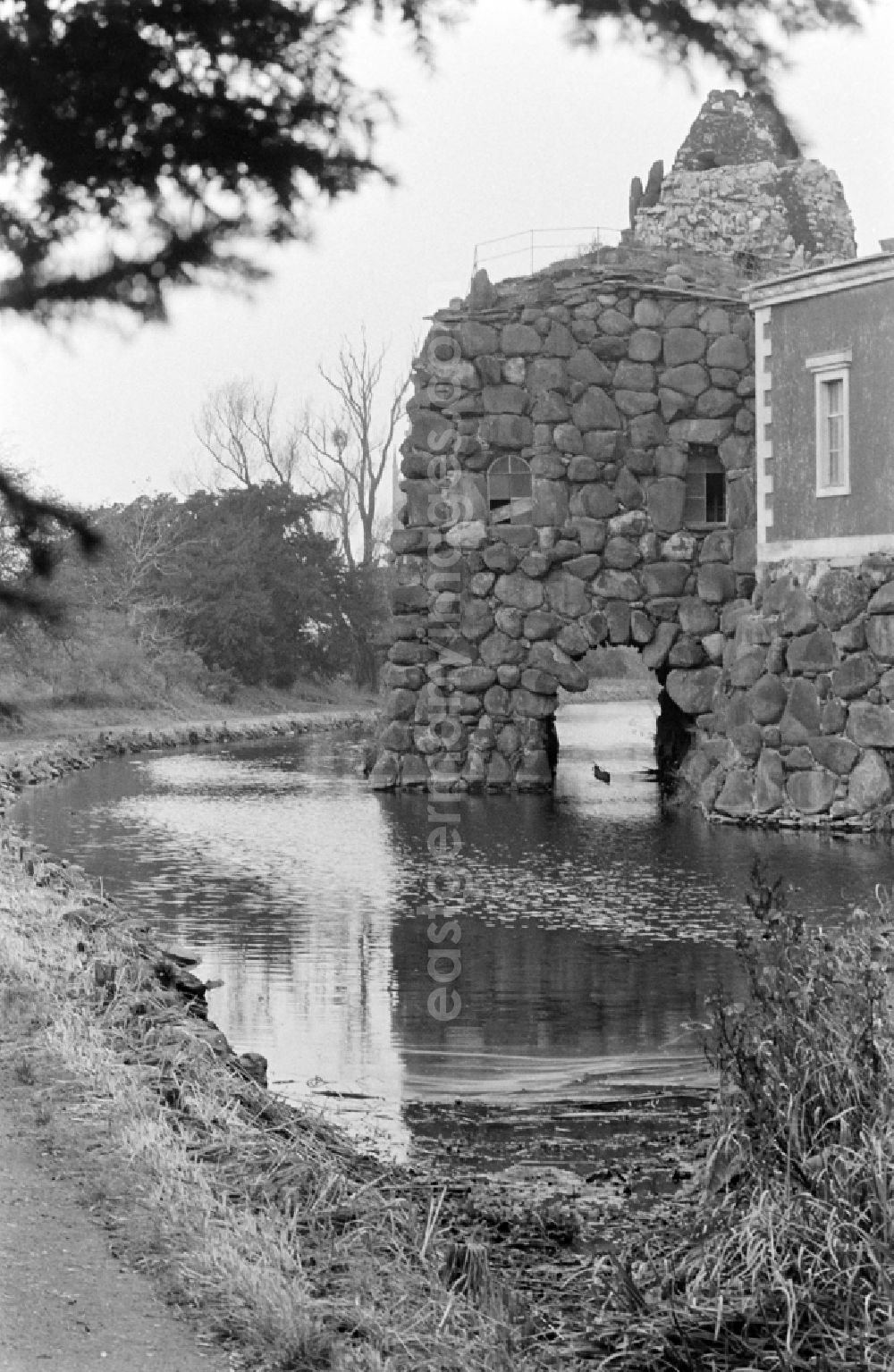 GDR photo archive: Oranienbaum-Wörlitz - Stein Island with artificial volcano and Villa Hamilton in Woerlitz Park in Oranienbaum-Woerlitz, Saxony-Anhalt in the territory of the former GDR, German Democratic Republic