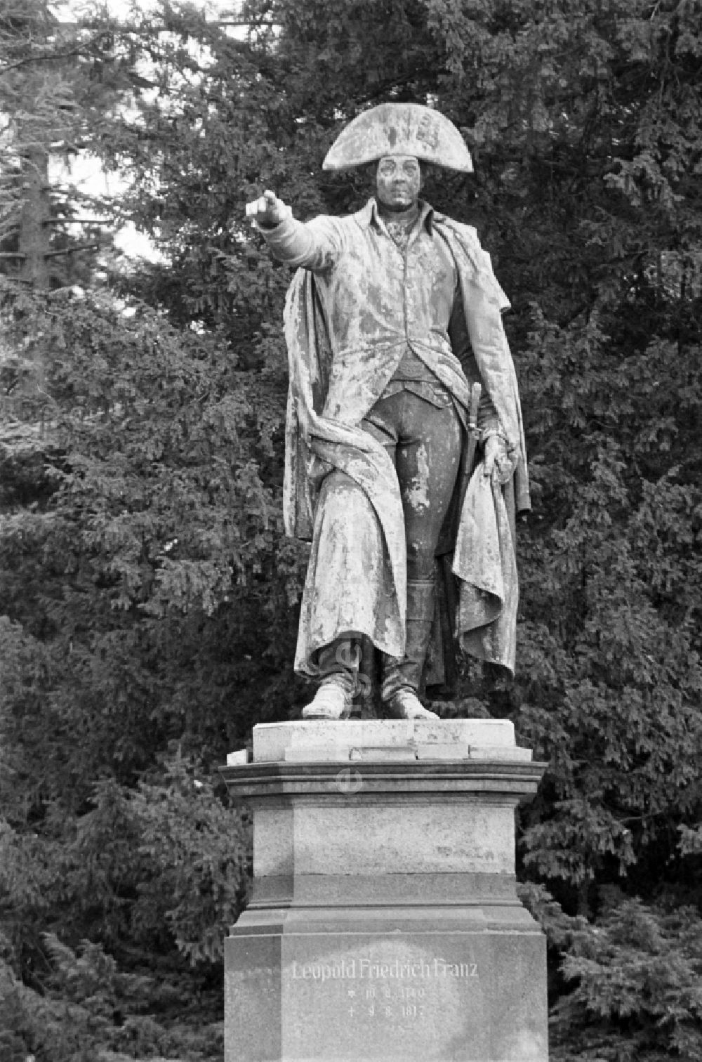 GDR image archive: Oranienbaum-Wörlitz - Bronze sculpture in Schochs Garden by Leopold Friedrich Franz in Woerlitzer Park in Oranienbaum-Woerlitz, Saxony-Anhalt in the territory of the former GDR, German Democratic Republic