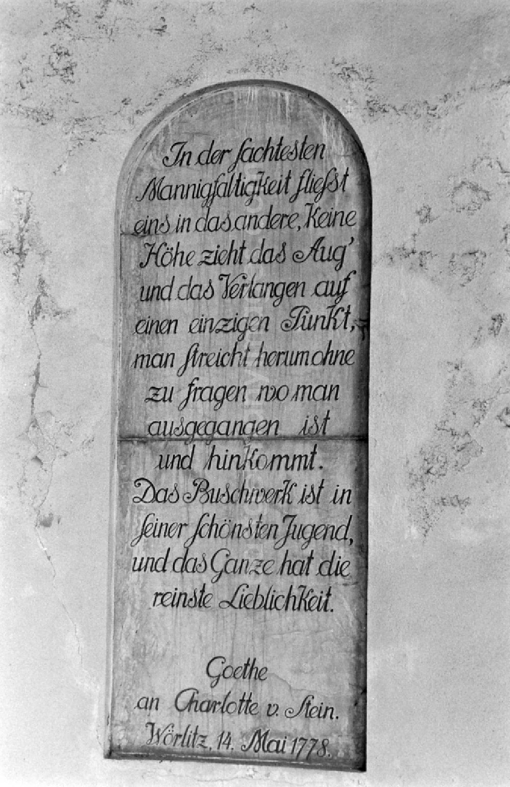 GDR image archive: Oranienbaum-Wörlitz - Wall decoration at the Nymphaeum with a plaque showing a quote from a letter from Goethe to Charlotte von Stein in Woerlitzer Park in Oranienbaum-Woerlitz, Saxony-Anhalt in the territory of the former GDR, German Democratic Republic