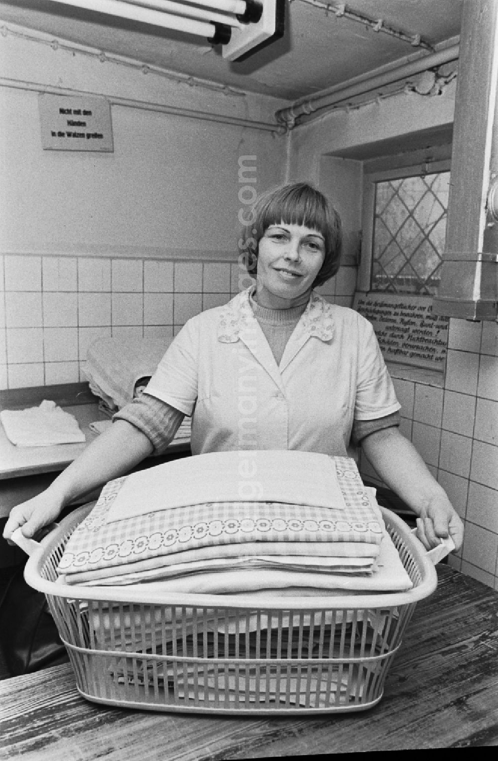 Berlin: Employees of the large laundry of the VEB Vereinigte Waescheereien Berlin Rewatex in the district of Treptow in Berlin East Berlin in the territory of the former GDR, German Democratic Republic