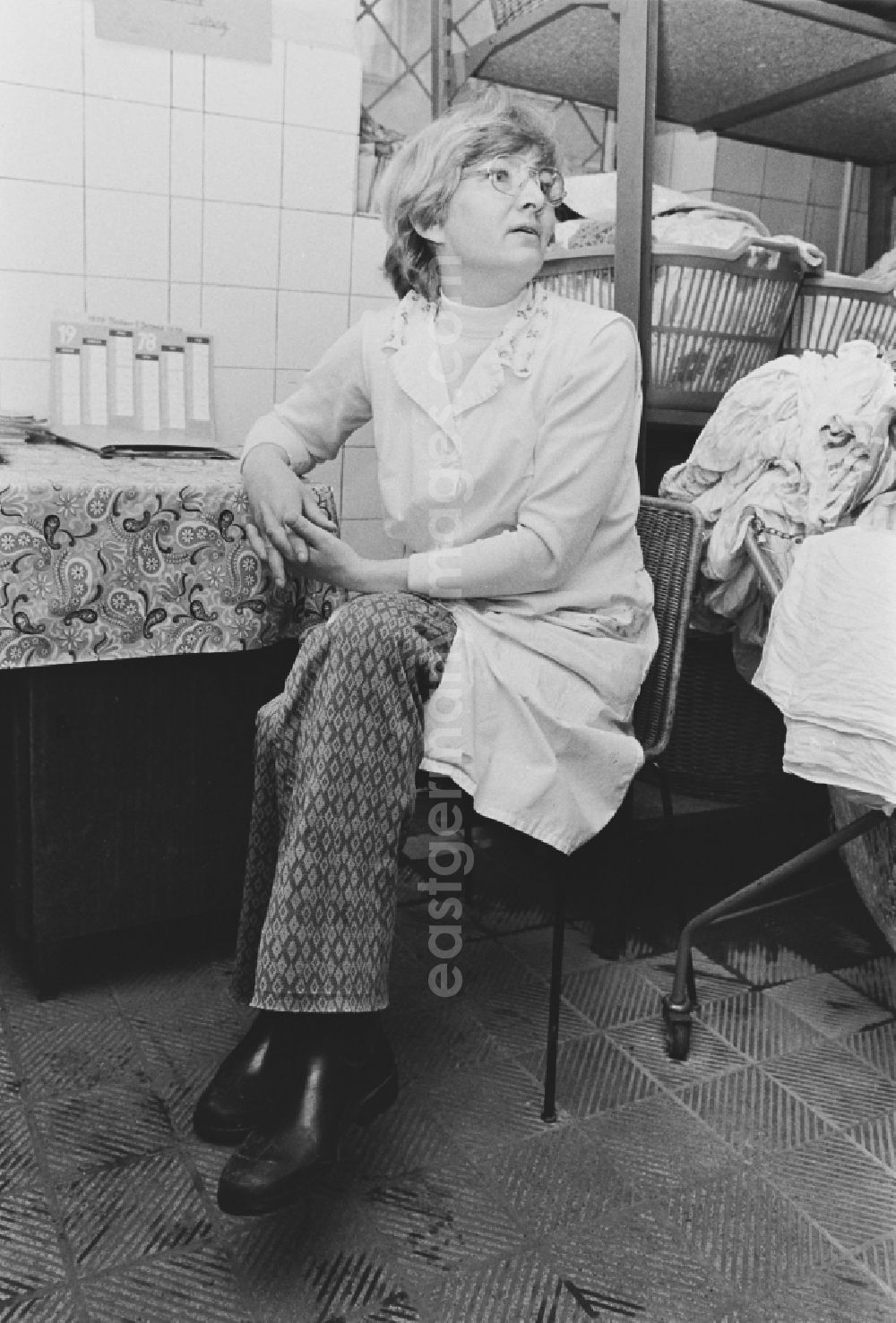 GDR image archive: Berlin - Employees of the large laundry of the VEB Vereinigte Waescheereien Berlin Rewatex in the district of Treptow in Berlin East Berlin in the territory of the former GDR, German Democratic Republic