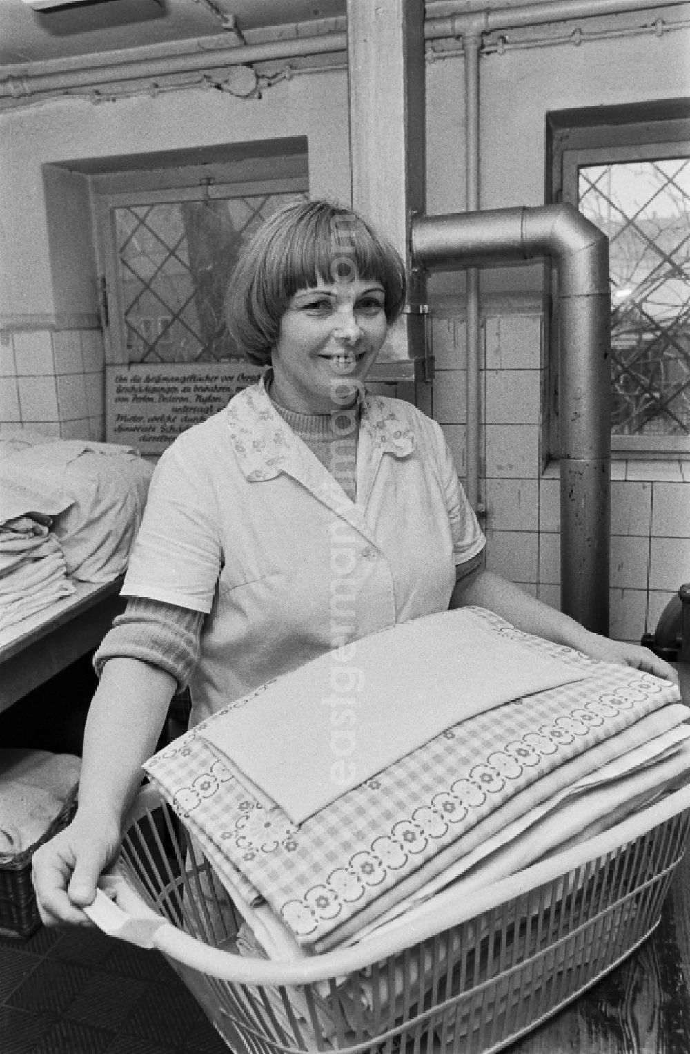 Berlin: Employees of the large laundry of the VEB Vereinigte Waescheereien Berlin Rewatex in the district of Treptow in Berlin East Berlin in the territory of the former GDR, German Democratic Republic