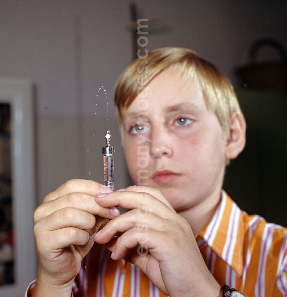 Karlsburg: A boy prepares his insulin injection at the Central Institute for Diabetes Gerhardt Katsch in Karlsburg, Mecklenburg-Vorpommern in the territory of the former GDR, German Democratic Republic