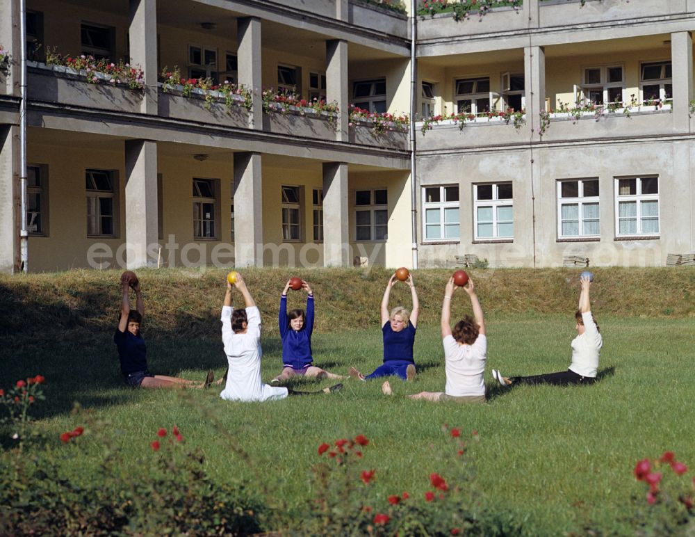 GDR photo archive: Karlsburg - Morning exercise for patients from the Central Institute for Diabetes Gerhardt Katsch in Karlsburg, Mecklenburg-Vorpommern in the area of the former GDR, German Democratic Republic