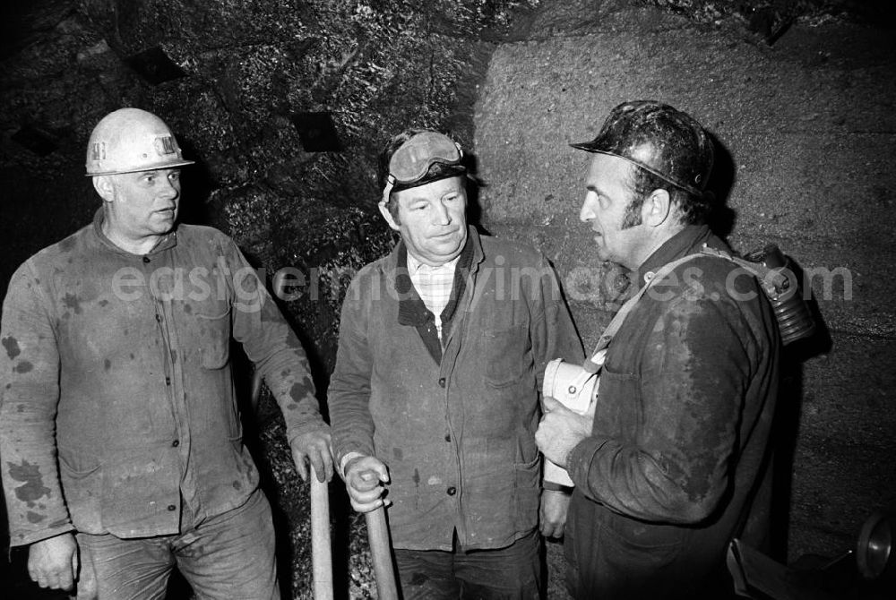 Geising: Bergleute des VEB Bergbau- und Hüttenkombinat Albert Funk Freiberg sind unter Tage in der Zinngrube von Geising im Gespräch. Im Erzgebirge wird seit 1230 Zinnerz abgebaut, seit 144