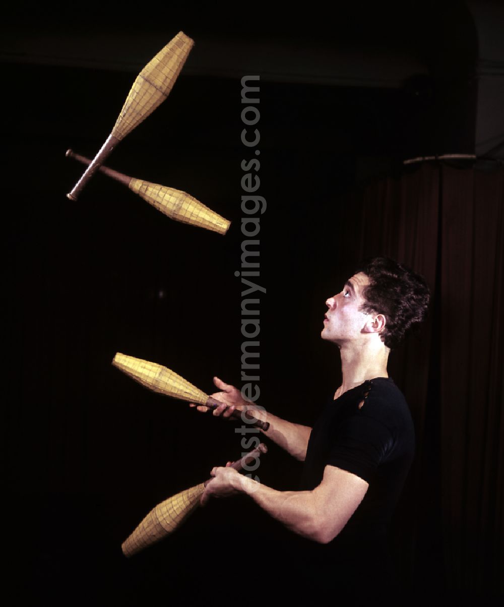 GDR picture archive: Berlin - Juggler with clubs in the ring of the Circus Barlay in Berlin East Berlin in the territory of the former GDR, German Democratic Republic