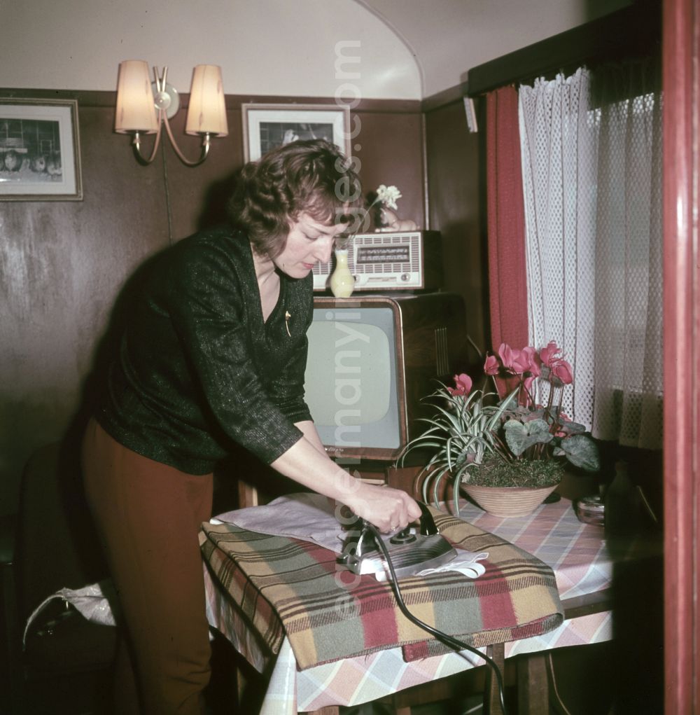 GDR picture archive: Berlin - Circus Busch - Life in a circus wagon in Berlin East Berlin in the area of the former GDR, German Democratic Republic