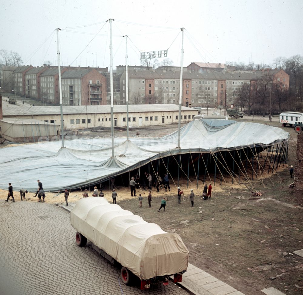 GDR picture archive: Berlin - Construction work on the circus tent of the Circus Busch in East Berlin in the territory of the former GDR, German Democratic Republic