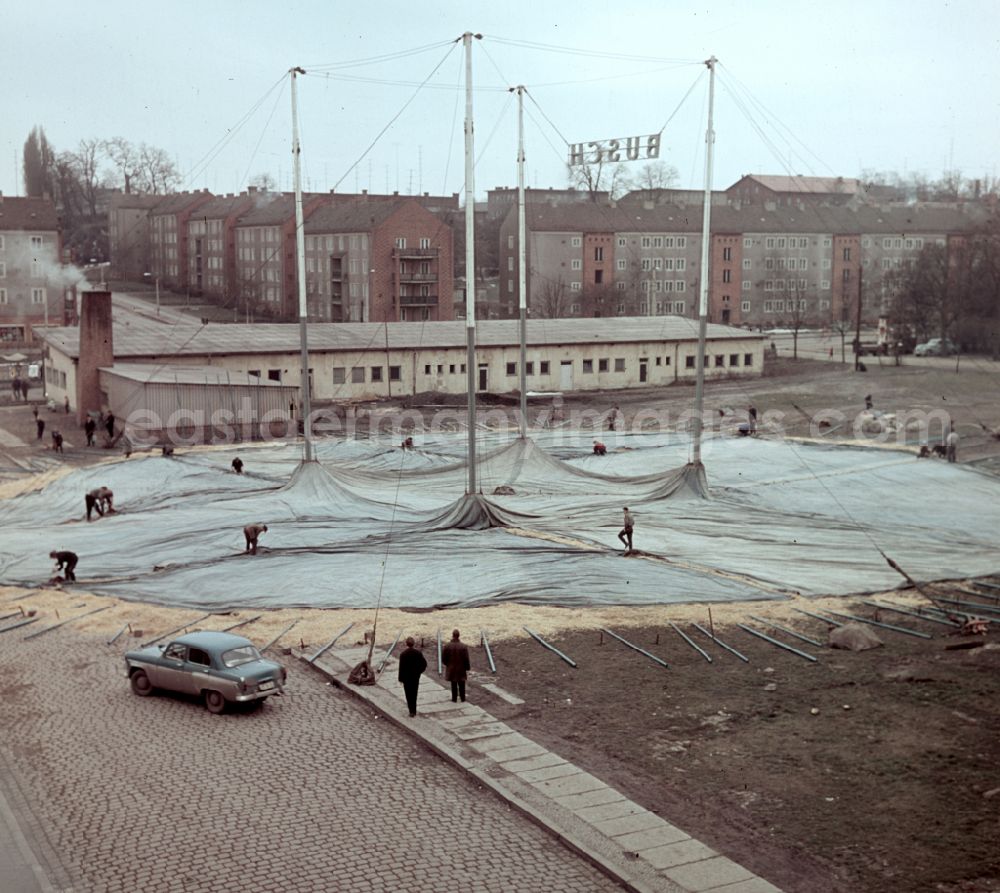 Berlin: Construction work on the circus tent of the Circus Busch in East Berlin in the territory of the former GDR, German Democratic Republic