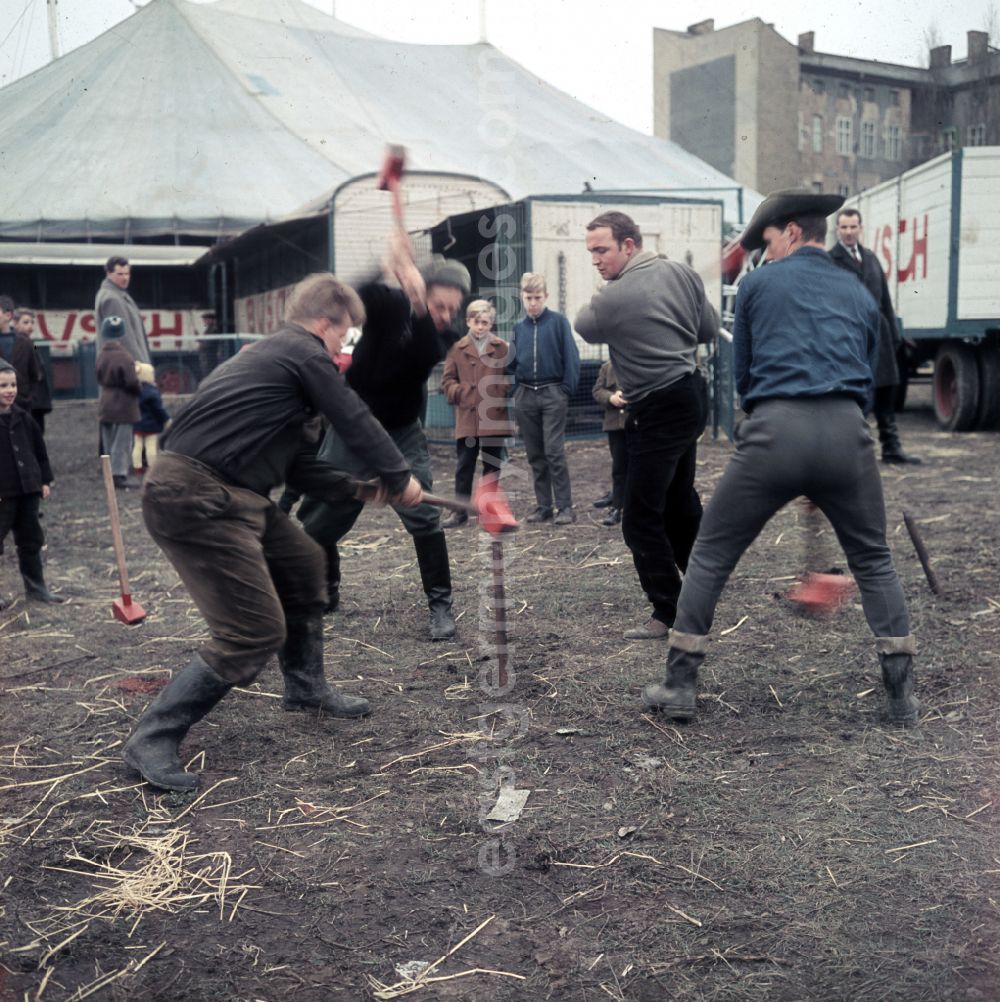 GDR photo archive: Berlin - Construction work on the circus tent of the Circus Busch in East Berlin in the territory of the former GDR, German Democratic Republic