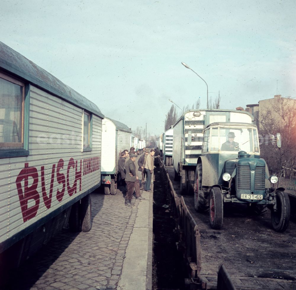 Berlin: Rail loading of circus wagons by employees of Circus Busch in Berlin East Berlin in the territory of the former GDR, German Democratic Republic