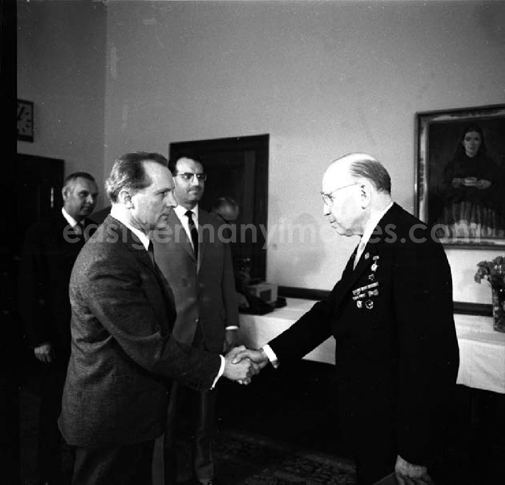 GDR photo archive: Berlin - 12.05.1966 ZK(Zentralkomitee) gratuliert Prof. Dr. Dr. Erich Correus zum 7