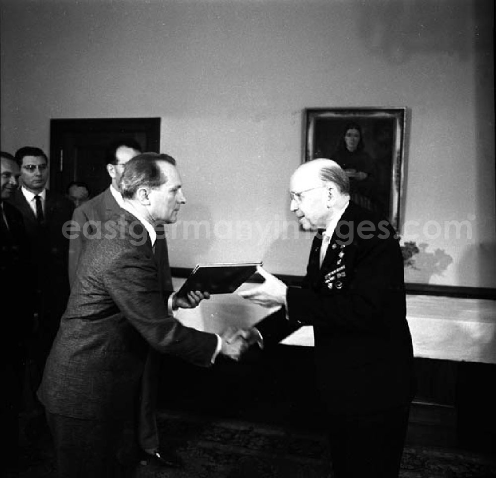 Berlin: 12.05.1966 ZK(Zentralkomitee) gratuliert Prof. Dr. Dr. Erich Correus zum 7