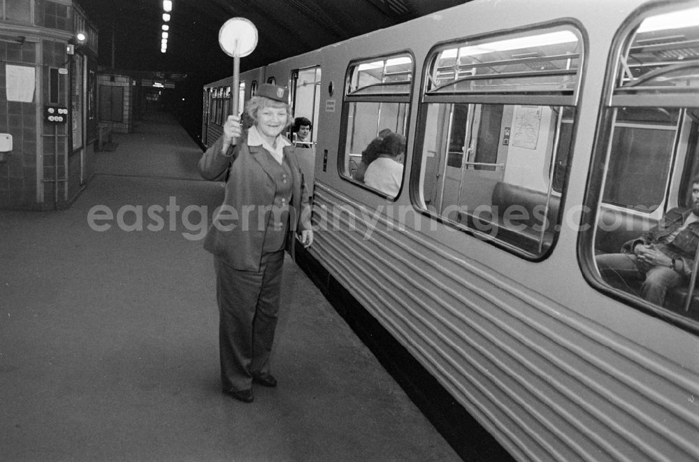 GDR image archive: Berlin - Station staff of the train dispatch at the carriage of the LEW series Gisela at the Eberswalder Strasse underground station in the Prenzlauer Berg district of Berlin, East Berlin in the territory of the former GDR, German Democratic Republic