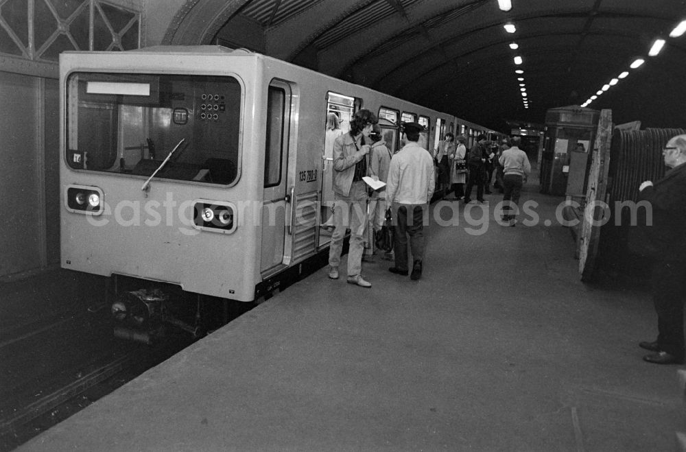 GDR image archive: Berlin - Wagon of the LEW series Gisela at the Eberswalder Strasse underground station in the Prenzlauer Berg district of East Berlin in the territory of the former GDR, German Democratic Republic