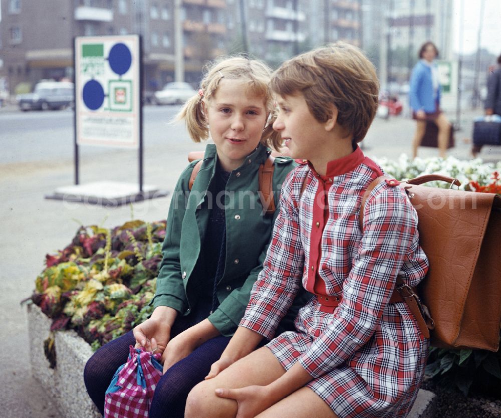 GDR image archive: Frankfurt (Oder) - Two girls take a break on their way to school in Frankfurt (Oder), Brandenburg in the territory of the former GDR, German Democratic Republic