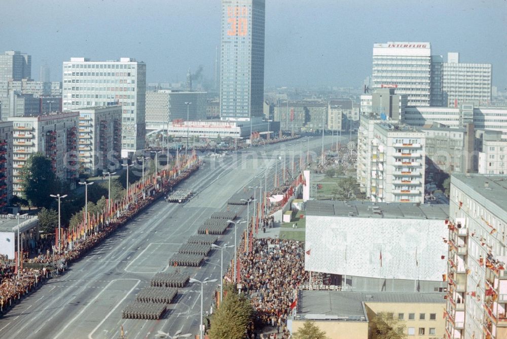 Восточный берлин ссср. Восточный Берлин 1979. Восточный Берлин сейчас. ГДР экстерьер Восточный Берлин. ГДР достопримечательности.