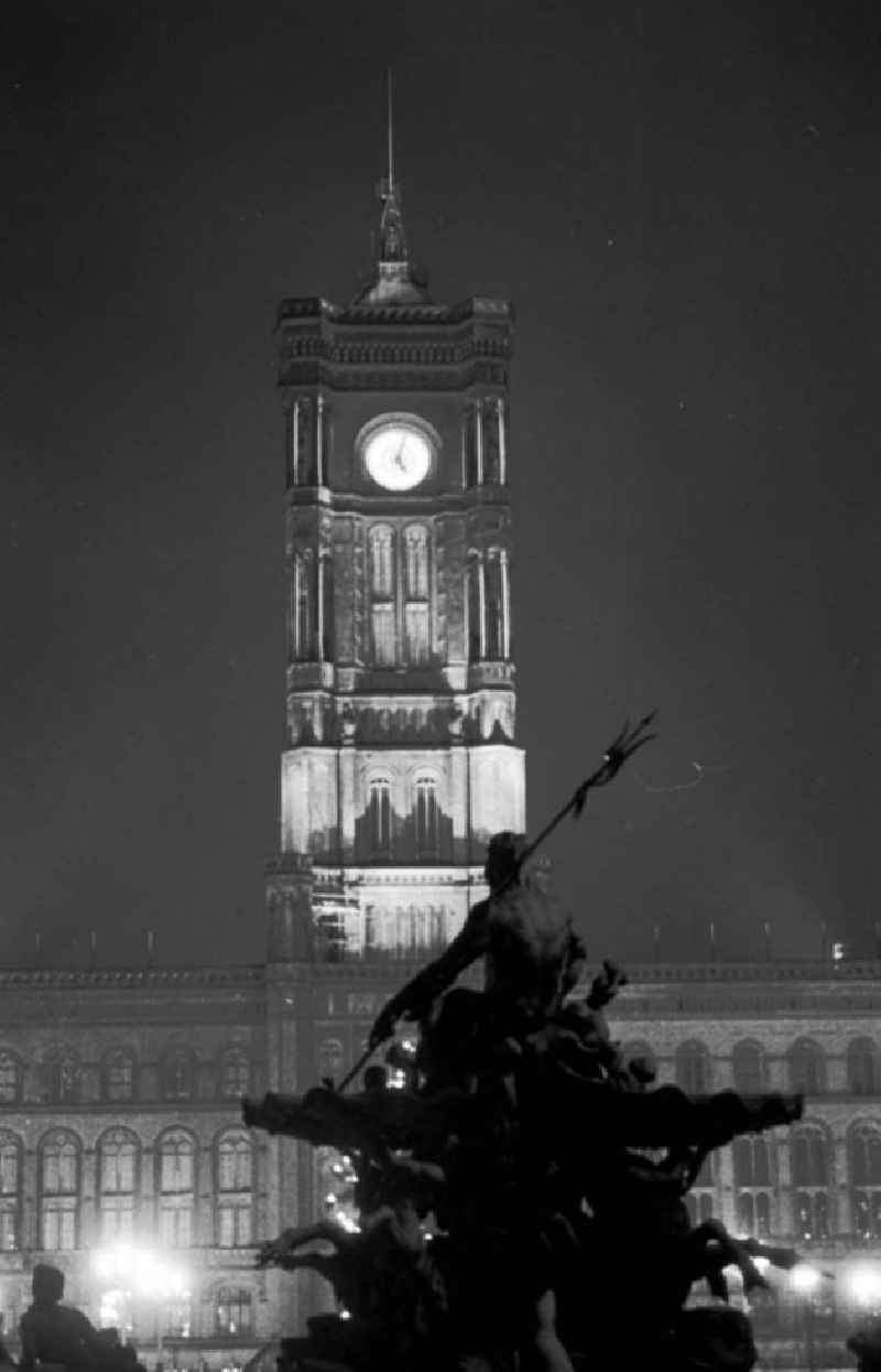 29.12.1986 Berlin, das Rote Rathaus bei Nacht.