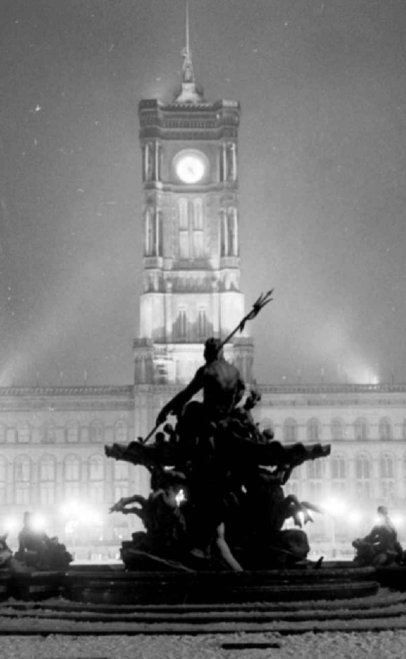 29.12.1986 Berlin, das Rote Rathaus bei Nacht.