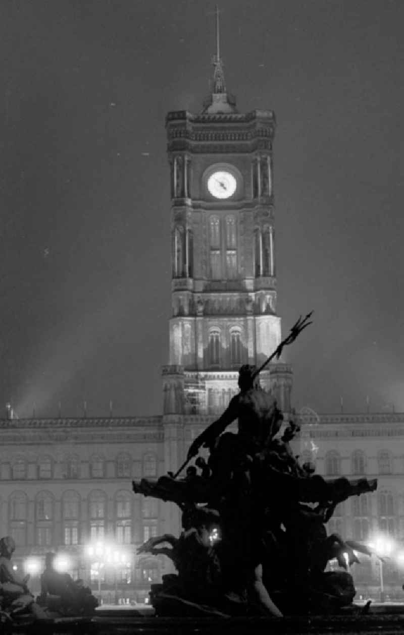 29.12.1986 Berlin, das Rote Rathaus bei Nacht.