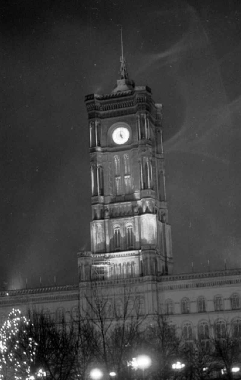 29.12.1986 Berlin, das Rote Rathaus bei Nacht.