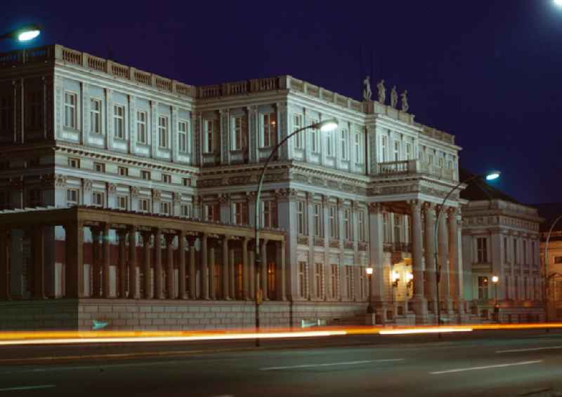 Nachtaufnahme: Blick auf das Kronprinzenpalais Unter den Linden in Berlin-Mitte am Jahrestag der DDR.