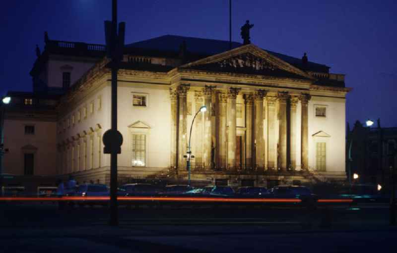 Nachtaufnahme: Blick auf die beleuchtete Staatsoper Unter den Linden in Berlin-Mitte am Jahrestag der DDR.