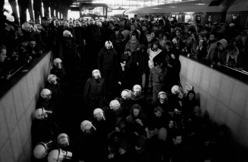 Gegen Einzug von Soldaten
Zugblockade am Hauptbahnhof in Berlin


Umschlagnummer:732