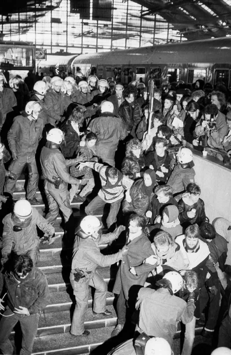 Gegen Einzug von Soldaten
Zugblockade am Hauptbahnhof in Berlin


Umschlagnummer:732