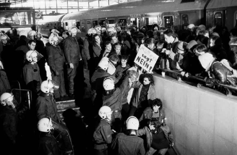 Gegen Einzug von Soldaten
Zugblockade am Hauptbahnhof in Berlin


Umschlagnummer:732