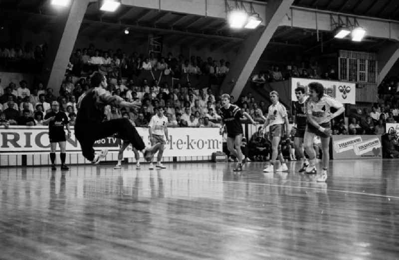 Handball: Magdeburg - Gummersbach

Umschlagnummer: 7527