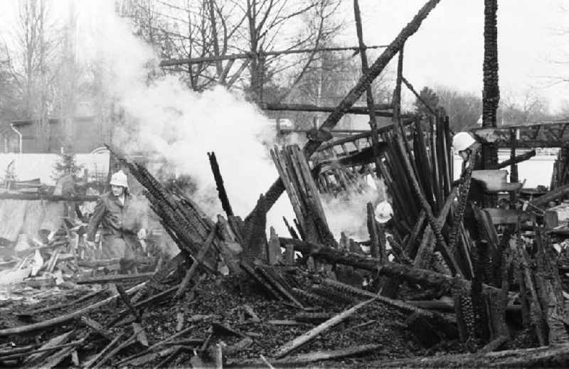 Brand im Holzlager Tempelhof

Umschlag:7293