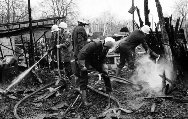 Brand im Holzlager Tempelhof

Umschlag:7293