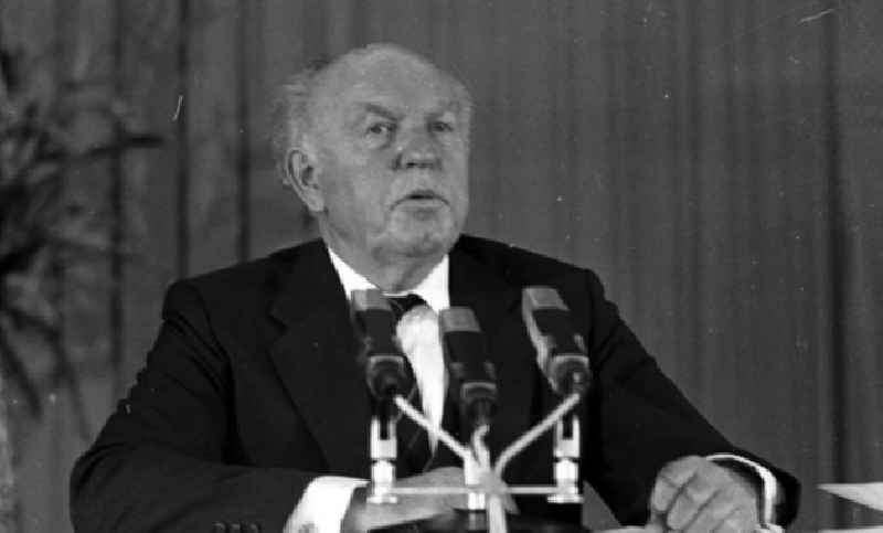 Pressekonferenz mit zahlreichen Pressevertretern während eines Pressegespräches mit Meyer und Becker aus Anlaß des Besuches von Bundeskanzler Helmut Schmidt in der DDR. Egon Franke, Bundesminister für innerdeutsche Beziehungen beantwortet Fragen der Journalisten.