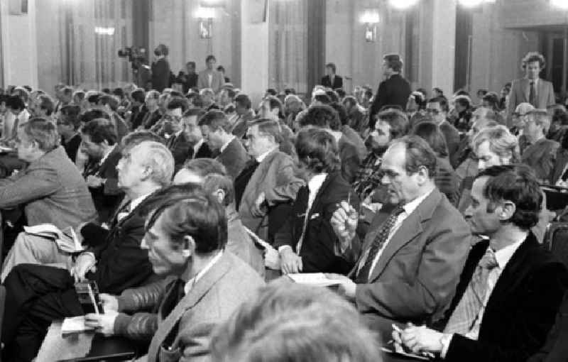 Pressekonferenz mit zahlreichen Pressevertretern während eines Pressegespräches mit Meyer und Becker aus Anlaß des Besuches von Bundeskanzler Helmut Schmidt in der DDR.