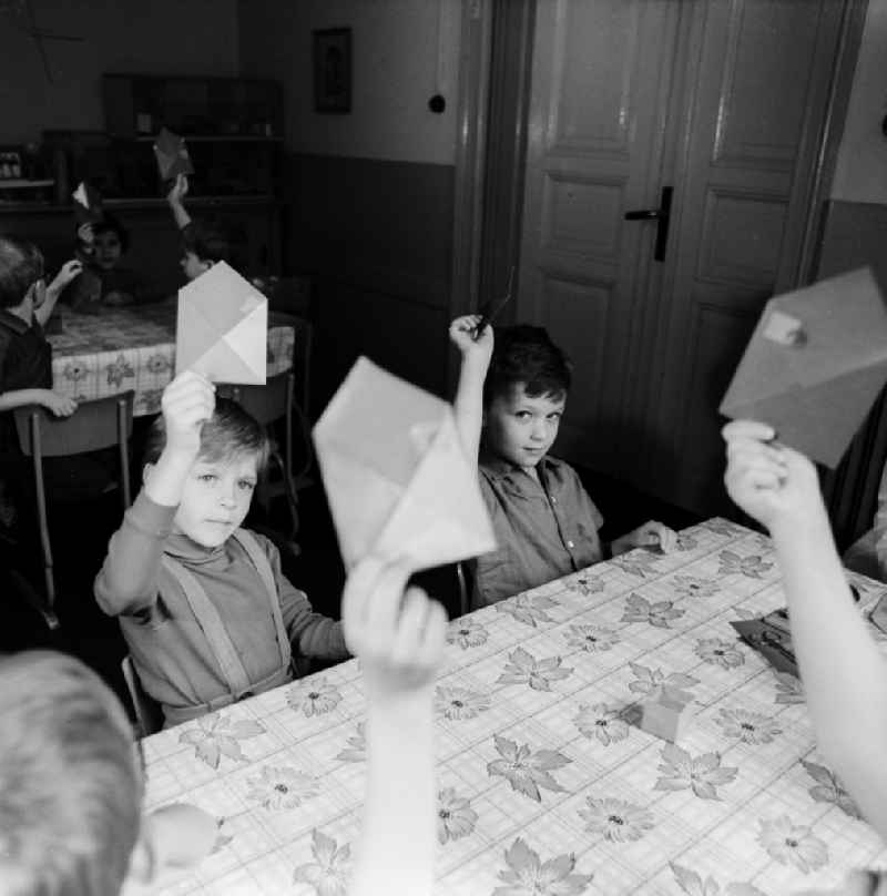 Children doing handicrafts together in the children's home in the Glien estate in Bad Belzig in the federal state of Brandenburg on the territory of the former GDR, German Democratic Republic