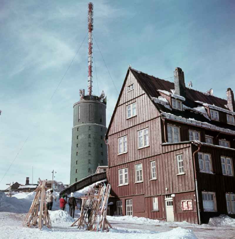 Holidaymakers in front of the transmission tower and HO restaurant on the Grosser Inselsberg in winter in Bad Tabarz, Thuringia in the territory of the former GDR, German Democratic Republic