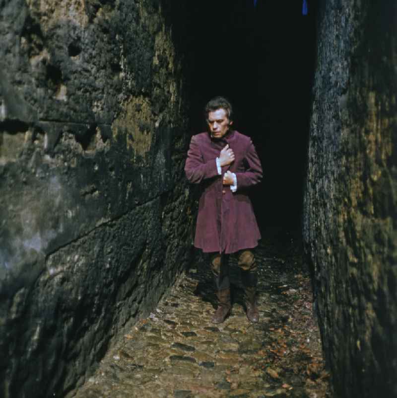 Scene from the film and television production 'Continent of Hope' in Bautzen, Saxony in the area of the former GDR, German Democratic Republic. The actor Manfred Schulz as the painter Wehle on a wall facade of the historic city wall