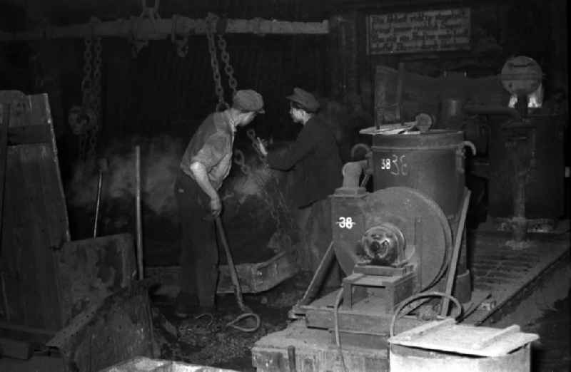 Everyday work in the Association of State-Owned Locomotive and Wagon Construction Enterprises (VVB LOWA) in Bautzen, Saxony in the territory of the former GDR, German Democratic Republic