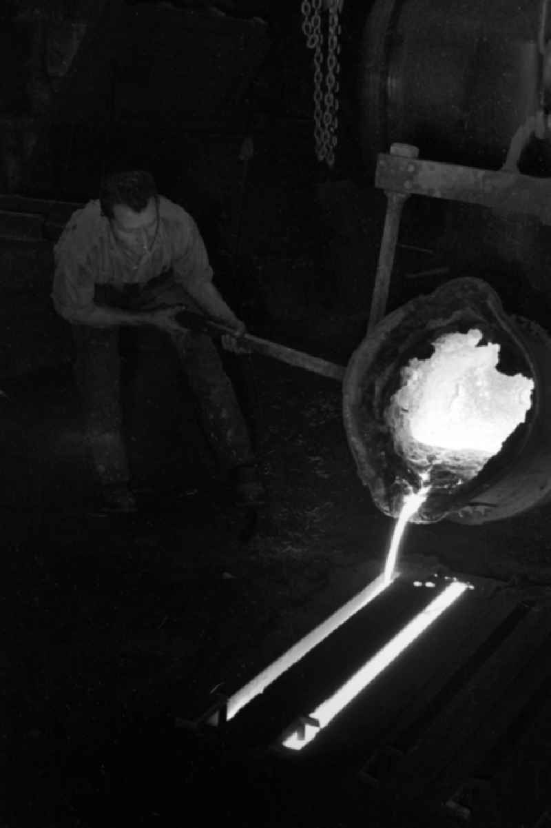 Everyday work in the Association of State-Owned Locomotive and Wagon Construction Enterprises (VVB LOWA) in Bautzen, Saxony in the territory of the former GDR, German Democratic Republic