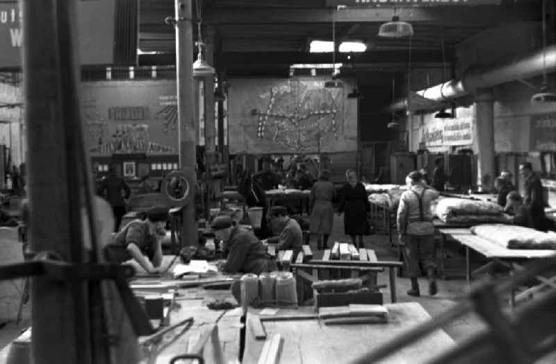 Everyday work in the Association of State-Owned Locomotive and Wagon Construction Enterprises (VVB LOWA) in Bautzen, Saxony in the territory of the former GDR, German Democratic Republic