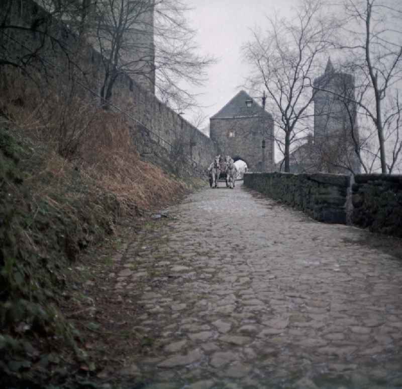 Scene from the film and television production 'Continent Hope' - a horse-drawn carriage drives from the direction of Bautzen - Ortenberg on a cobblestone path on the street Vor dem Gerbertor in Bautzen, Saxony in the area of the former GDR, German Democratic Republic