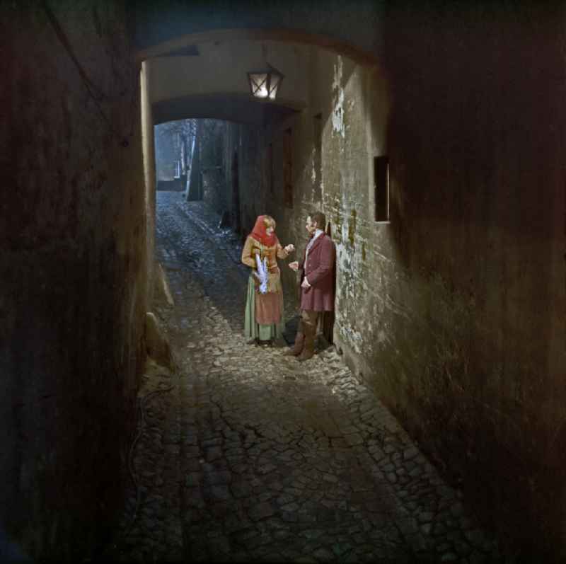 Scene photo for the film: 'Continent Hope' A dark alley. The actor Manfred Schulz as the painter Heinrich Theodor Wehle is approached by a woman in a headscarf (Majka Ulbrichec)