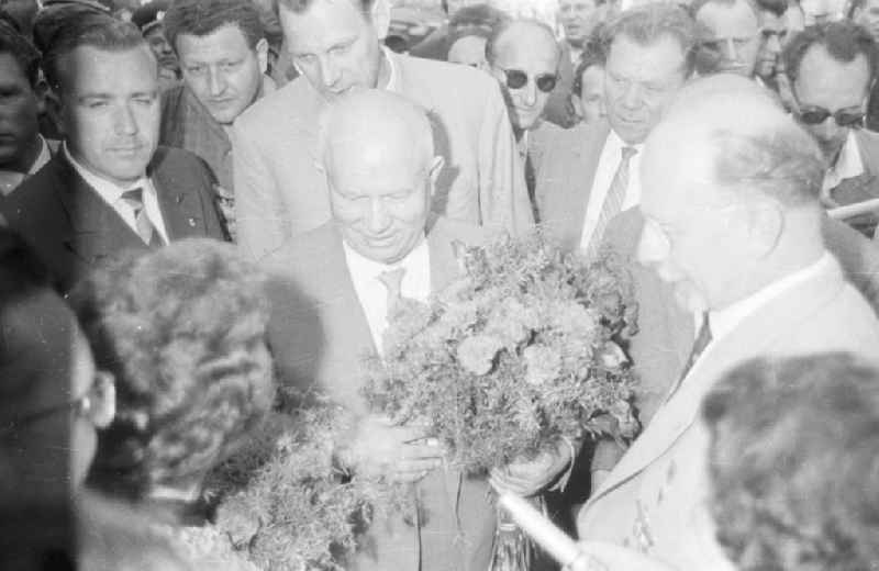 Nikita Sergejewitsch Chruschtschow, Partei- und Staatschef der Sowjetunion, zusammen mit Walter Ulbricht, Staatsratsvorsitzender der DDR, zwischen Delegierten anlässlich zum VI. Parteitag der SED.