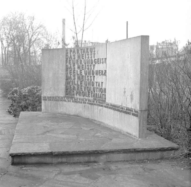 Gedenkstätte Chausseestrasse 121 KPD. Im Haus Nr. 121 betrieb bis zu seiner Ermordung im Januar 1919, Karl Liebknecht zusammen mit seinem Bruder Theodor eine Anwaltskanzlei. Das Haus wurde im Krieg zerstört. Im hinteren Teil vom Grundstück erinnerte bis 1977 dieses ummantelte Denkmal aus Kunststein von Dietrich Grüning mit dem Text: „An diesem Platz stand das Haus, in dem unter Vorsitz von Karl Liebknecht am 1. Januar 1916 die Spartakusgruppe, die Keimzelle der Kommunistischen Partei Deutschlands, gegründet wurde“. Der Text auf der Vorderseite lautet: 'Spartakus, das heißt Feuer und Geist, das heißt Seele und Herz, Wille und Tat der Revolution des Proletariats. Karl Liebknecht“.