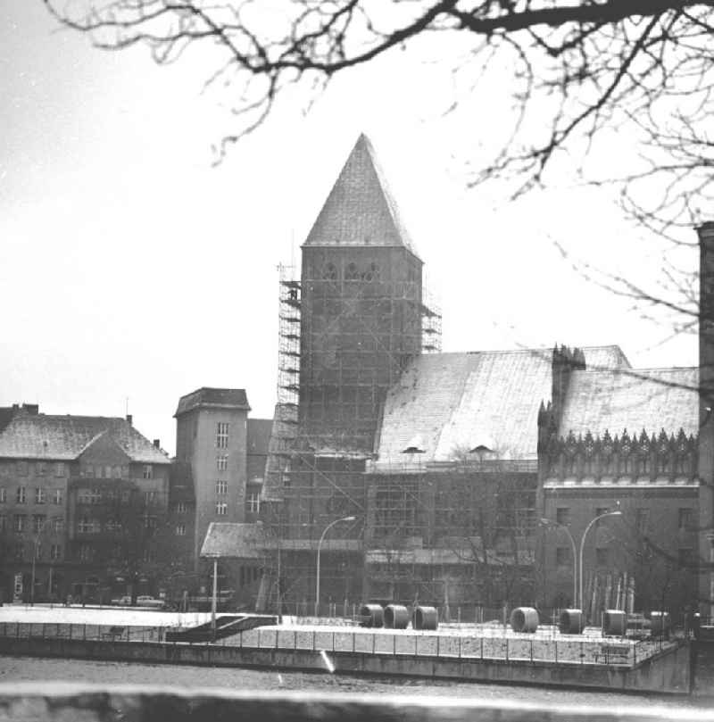 Blick über die Spree auf das Märkische Museum mit Gerüst am Turm, es ist heute das Stammhaus der Stiftung Stadtmuseum Berlin. Es wurde zwischen 1899-19