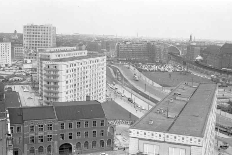 Blick vom Punkthaus Berlin nachgezogen
1965

Umschlagsnr.:  1965-49