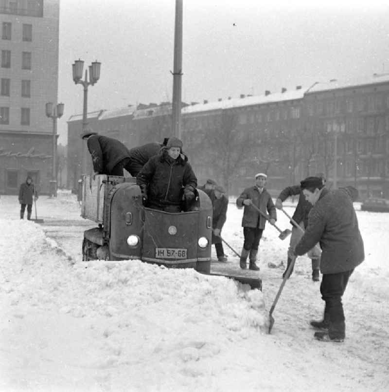 Winterdienst / Räumdienst bei der Arbeit. 'Eidechse' als Schneeräumgerät auf den Gehwegen am Frankfurter Tor.